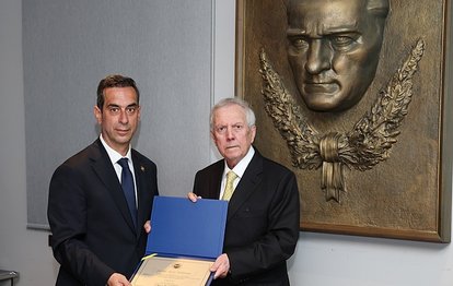 Fenerbahçe Başkanı Aziz Yıldırım ve yönetim kurulu üyeleri, mazbatalarını aldı